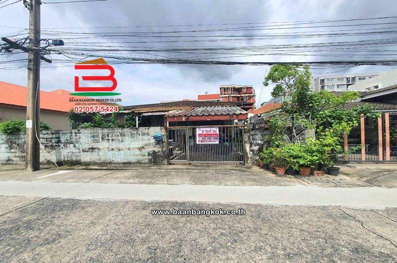 ที่ดินพร้อมบ้านเดี่ยว ชั้นเดียว เนื้อที่ 54 ตร.ว. หมู่บ้านคงหิรัญ ซอยรามอินทรา 49 ถนนรามอินทรา แขวงท่าแร้ง เขตบางเขน