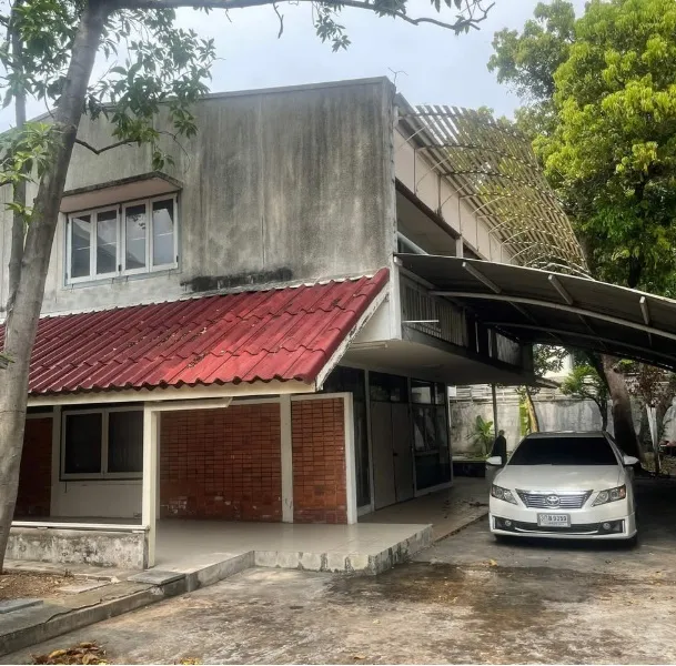 ขายที่ดินพร้อมบ้านเก่าแปลงมุม 187 ตรว. เอกมัย ซอย 18 สภาพแวดล้อมดี เหมาะสร้างบ้าน สำนักงาน หรือลงทุน ใกล้ BTS เอกมัย ทองหล่อ