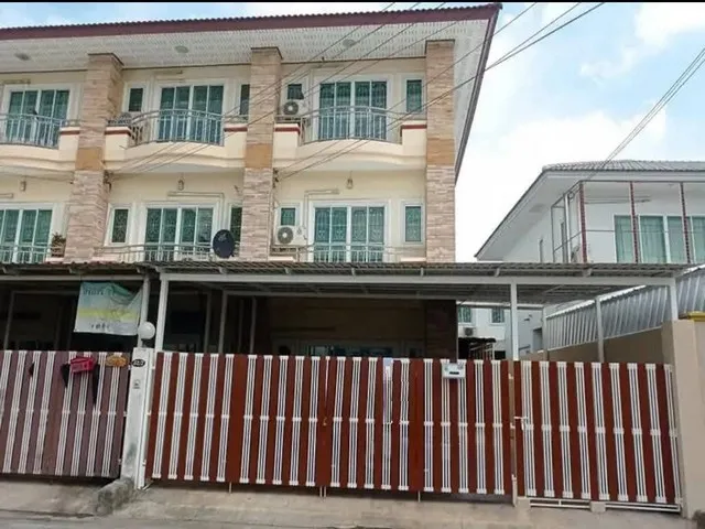 ให้เช่าทาวน์โฮม 3 ชั้นหลังริม 4 ห้องนอน ลาดพร้าว 101 ใกล้ MRT ลาดพร้าว 101