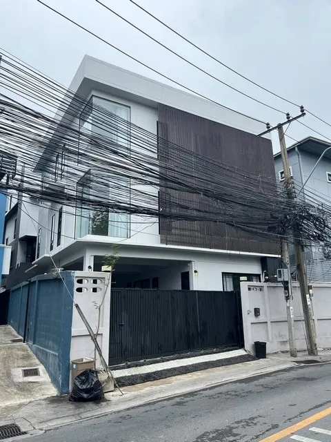 ให้เช่าบ้านเดี่ยว 3 ชั้น 100 ตรว. 360 ตรม. ซอย 20 มิถุนา ถนนสุทธิสารวินิจฉัย ใกล้ MRT สุทธิสาร เหมาะทำออฟฟิศและอยู่อาศัย