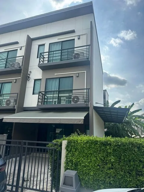 ให้เช่าทาวน์โฮม 3 ชั้นหลังมุม 3 ห้องนอน โครงการบ้านกลางเมือง ศรีนครินทร์ - อ่อนนุช ใกล้ รถไฟฟ้าสายสีเหลือง สถานีศรีนุช