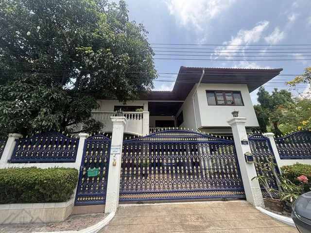 ขายบ้านเดี่ยว 2 ชั้น ใจกลางสุขุมวิท 67 ตรว. หมู่บ้านผกามาศ สุขุมวิท 71 ปรีดี 14 หรือเข้าทางพัฒนาการ 20 ได้ เฟอร์นิเจอร์ไม้สักท้้งหลัง