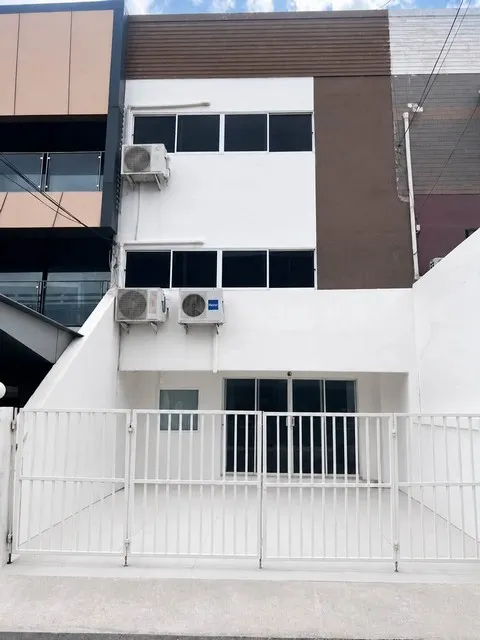 ให้เช่าทาวน์โฮม 3 ชั้น 4 ห้องนอน ย่านประชาชื่น–จตุจักร รีโนเวทใหม่ ใกล้สถานีกรุงเทพอภิวัฒน์ 1.2 กม