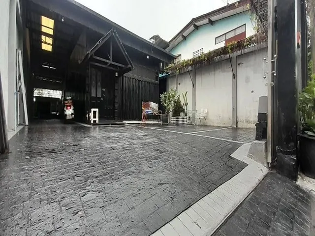 ให้เช่าบ้านพร้อมสตูดิโอ 54 ตรว. เพดานสูง ลาดพร้าว 134 เหมาะทำออฟฟิศ หรือสตูดิโอ จอดรถ 7 คัน ใกล้ MRT บางกะปิ ซอยตรงข้าม รพ.เวชธา