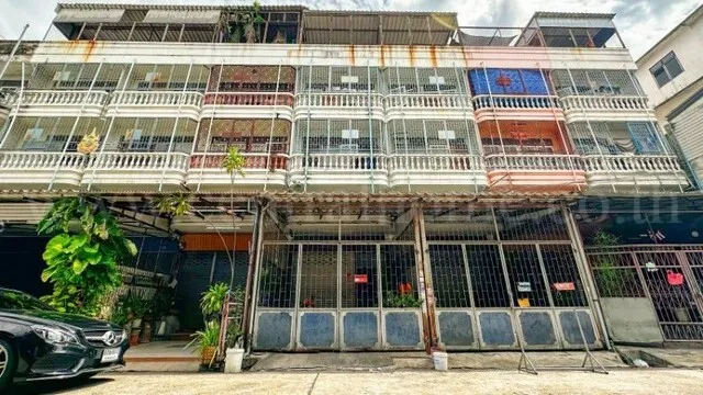 อาคารพาณิชย์ 3.5 ชั้น ลาดพร้าววังหิน 26 เนื้อที่ 24 ตร.วา ราคาถูกมาก - ลาดพร้าว