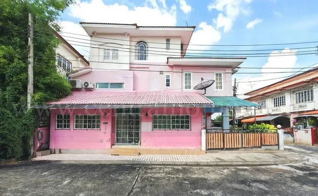 ราคาพิเศษ ทาวน์เฮ้าส์ 2 ชั้นครึ่ง สรานนท์ ติวานนท์ - ปากเกร็ด หลังมุม