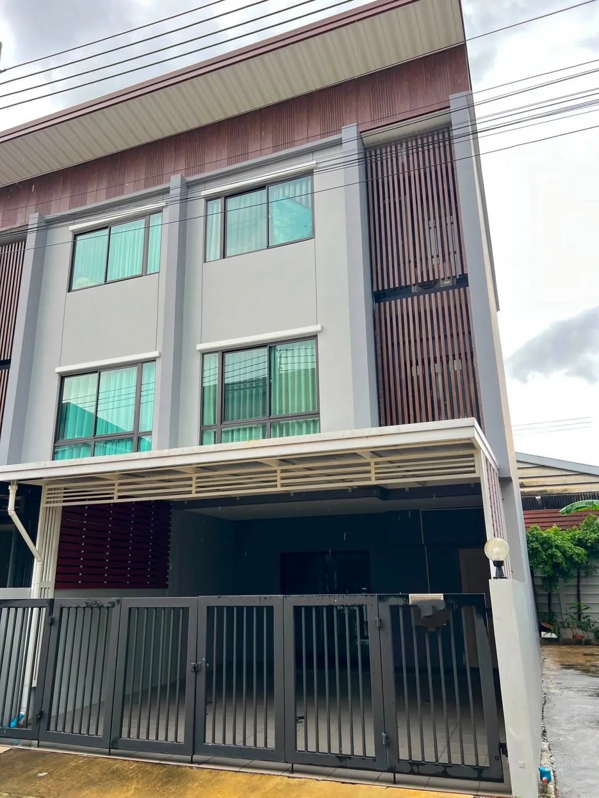 ให้เช่าทาวโฮม ใกล้สถานีรถไฟฟ้าลาดพร้าว 71 ใกล้สถานีรถไฟใต้ดินห้วยขวาง และสุทธิสาร ใกล้ Central Eastville   หลังมุม  สิริเฮ้าท์ รัชดา 18