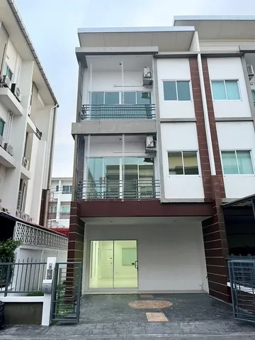 โฮมออฟฟิศ 3 ชั้น 4 ห้องนอน 3 ห้องน้ำ แอร์ ทั้งหมด 5 ตัว ติดถนนนวลจันทร์ ทำออฟฟิศใด้