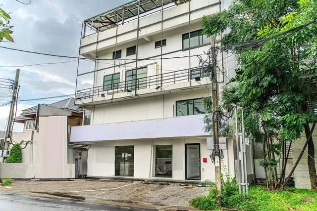 อาคาร 4.5 ชั้น พื้นที่ใช้สอย 1200 ตารางเมตร พร้อมลิฟท์โดยสาร  ใกล้ห้างพาราไดซ์พาร์ค ศรีนครินทร์