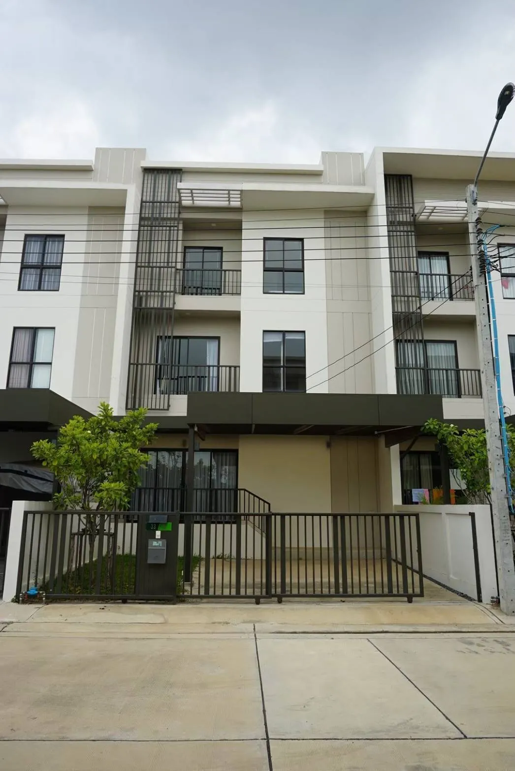 ให้เช่าทาวโฮม3ชั้น  โครงการ villa alberro ย่านกรุงเทพกรีฑา บางกะปิ  ใกล้รร.นานาชาติ Wellington, Brighton  