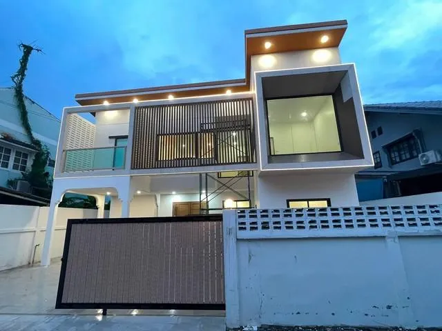 ขายบ้านเดี่ยว 2 ชั้น ลาดพร้าว 87 ย่านเลียบด่วน รีโนเวทพร้อมอยู่ ใกล้ CDC