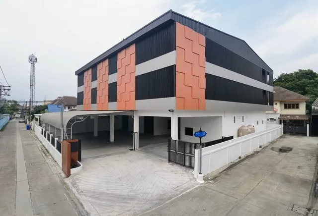 ให้เช่าอาคารสำนักงาน 3 ชั้นพร้อมโกดัง พื้นที่รวม 2,042 ตรม. สุขุมวิท 107 แบริ่ง 15 ใกล้ BTS แบริ่ง MRT ศรีแบริ่ง