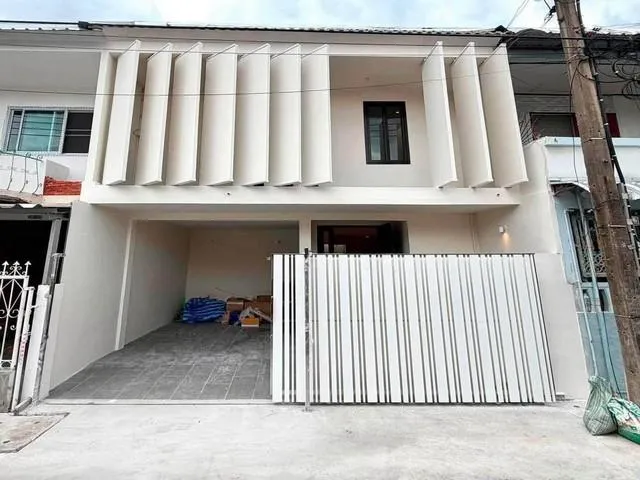 ขายทาวน์เฮ้าส์ 2 ชั้น ลาดพร้าว 41 Modern Minimal รีโนเวทใหม่ ใกล้รถไฟฟ้า MRT ภาวนา