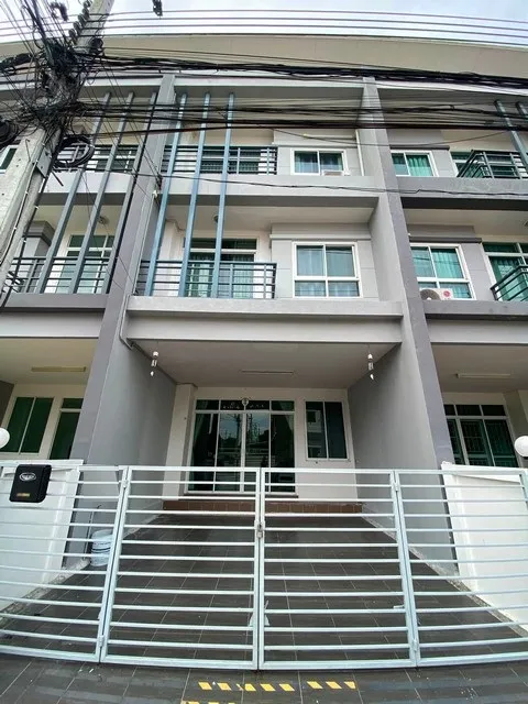 ขายทาวน์โฮม 3 ชั้น 4 ห้องนอน หมู่บ้านรื่นฤดี7 รามอินทรา - หทัยราษฎร์ ใกล้ตลาดสุวรรณเกลียวทอง 300 เมตร ใกล้แฟชั่นไอส์แลนด์