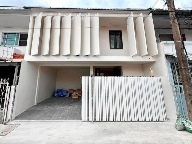 ขายทาวน์โฮม ซอยลาดพร้าว 41 ดีไซน์ Modern Minimal เดินทางเข้า-ออกเมืองสะดวก ใกล้รถไฟฟ้า MRT ภาวนา