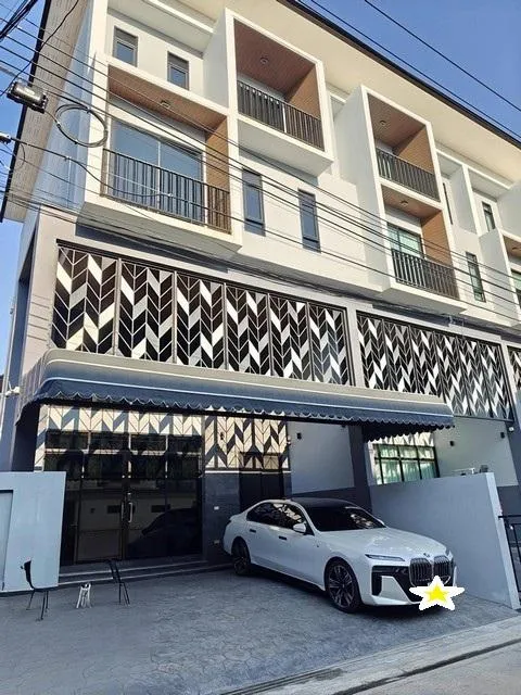 ให้เช่า โฮมออฟฟิศ 3 ชั้นครึ่ง หลังมุม โครงการ Diamond Ville ลาดพร้าว วังหิน ซอย 4 ใกล้เลียบด่วน