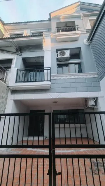 ให้เช่าทาวน์โฮม 3 ชั้น 3 ห้องนอน โครงการ บ้านกลางเมือง รัชดา เหม่งจ๋าย รีโนเวทใหม่ ใกล้ MRT พร้อมอยู่สภาพดี สะอาด พร้อมเข้าอยู่