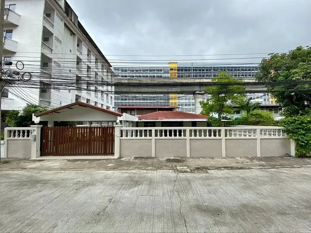 P824 ให้เช่าบ้านเดี่ยว โฮมออฟฟิศ พระราม 9 ซอย 46 เนื้อที่ดิน 163 ตรว. บ้านใหม่ มีบริเวณ กว้าง เหมาะทำออฟฟิศ สำนักงาน