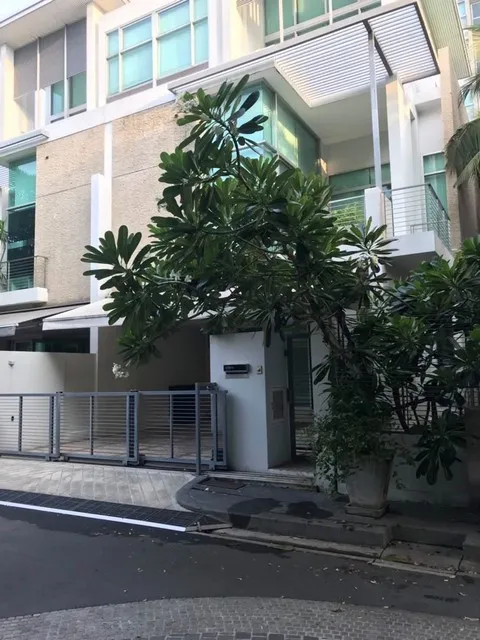P826 ให้เช่า ทาวน์โฮม 3 ชั้น โครงการ เดอะ แลนด์มาร์ค เรสซิเดนท์ The Landmark Residence ตกแต่งสวยพร้อมเข้าอยู่