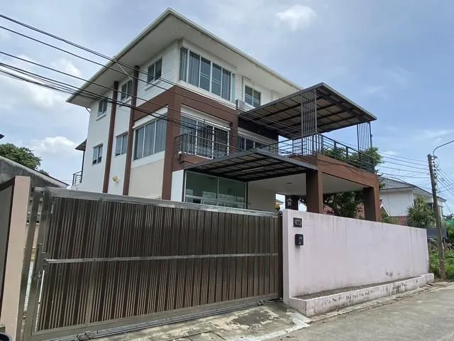 ให้เช่าบ้านเดี่ยว 3 ชั้น 100 ตรว. 4 ห้องนอน ประเสริฐมนูกิจ7 ใกล้ ม.เกษตร ใกล้รถไฟฟ้าสายสีเขียว จอดรถในบ้านได้ 6 คัน