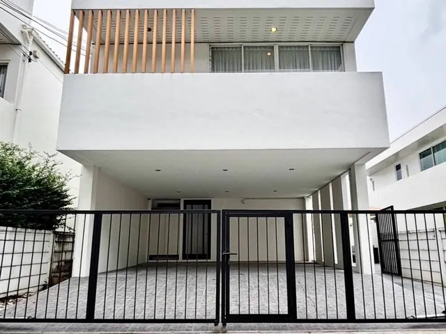 ให้เช่าบ้านเดี่ยวพร้อมสระว่ายน้ำ 80 ตรว. 4 ห้องนอน คอร์ทยาร์ด วิลล่า พระราม 9-วงแหวน Courtyard Villa Rama 9-Wongwaen ใกล้สนามบินสุวรรณภูมิ