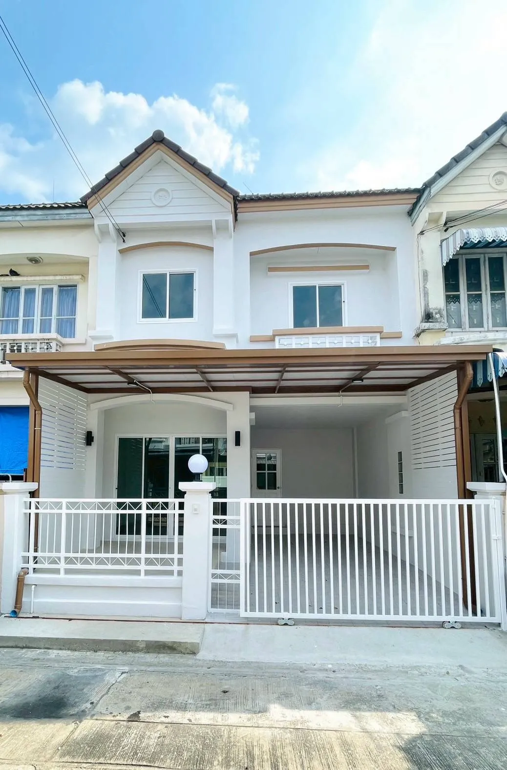 ขายด่วน! ทาวน์เฮาส์ 2 ชั้น หมู่บ้านบุศรินทร์ L&H บ้านกล้วย-ไทรน้อย 20.5 ตร.ว. ใกล้ MRT คลองบางไผ่ ฟรีโอน