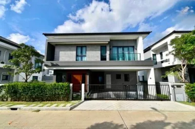 บ้านหรูหลังมุม สไตล์ฝรั่งเศส ใจกลางย่าน New CBD กรุงเทพกรีฑาตัดใหม่