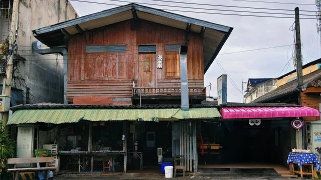โซนสวนดอก ขายบ้านพร้อมที่ดิน 17 ล้าน ทำเลทองใน #คูเมืองเชียงใหม่ #หลังวัดพระสิงห์ ติดถนนเมน ห่างคูเมืองเพียง 60 เมตร
