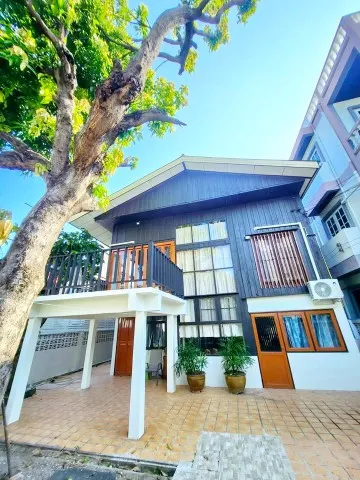 บุญถาวร รัชดา 750 ม. 3-4นอน 2 น้ำ ที่ดิน 60 ตร.ว. 240 ตร.ม. MRT สุทธิสาร 850 ม. อินทามระ บ้านเดี่ยว 2 ชั้นทรงไทยคลาสสิกให้เช่า
