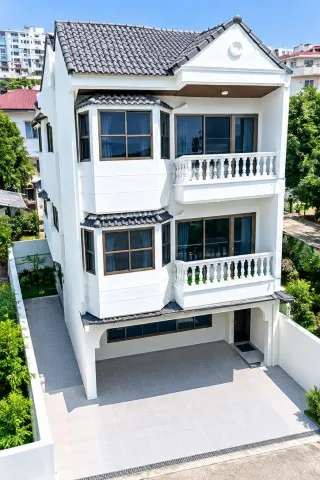แยกอตก.300 ม.นนทบุรี ทาวน์เฮ้าส์ 3ชั้นหลังมุม 4นอน รร.นนทบุรีคริสเตียนวิทยา 600 ม.25 ตร.ว.3น้ำ  280ตร.ม.รีโนเวทใหม่ทั้งหลัง