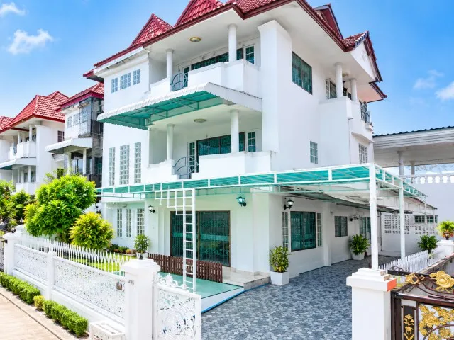 แยกอ่อนนุช-พัฒนาการ 600 ม.ให้เช่าทาวน์โฮม 4 ชั้นหลังใหญ่ 3 นอน 3 น้ำ ใกล้รร.นานาชาติเซนต์จอร์จ 700 ม.ที่ดิน 45 ตร.ว.พื้นที่ใช้สอย 200 ตร.ม.