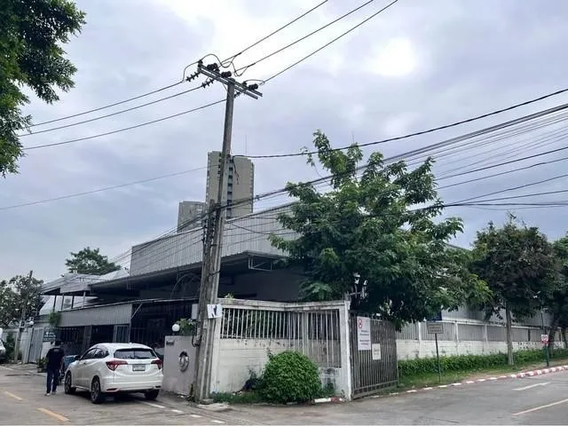 BR 1956 ให้เช่าโกดัง พร้อมออฟฟิศ 1,040 ตร.ม สูง8 เมตร  ศรีนครินทร์ พระรามเก้า9 ใกล้ รพ.สมิตเวชศรีนครินทร์ รถเทรลเลอร์ใหญ่เข้าได้