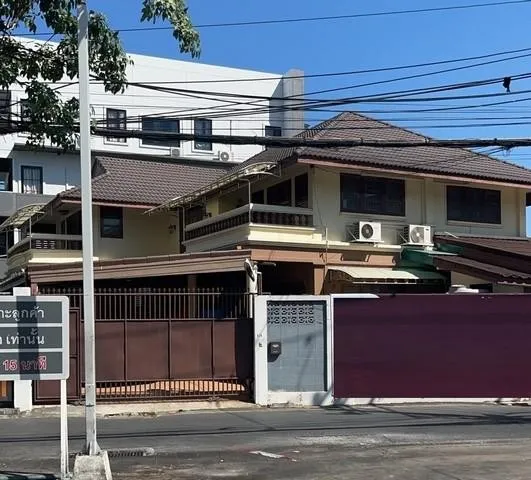 HR 10500 บ้านเดี่ยว 2 ชั้น ซอย 20 มิถุนา ย่านสุทธิสาร  ห้วยขวาง ใกล้ MRTสุทธิสาร จอดรถได้ 3 คัน