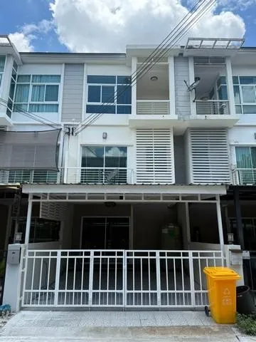 HR 10543 ให้เช่าทาวน์โฮม 3 ชั้น โครงการเมโทร พระราม 9 ถนนคู่ขนานมอเตอร์เวย์ กรุงเทพ ชลบุรี ใกล้มหาลัย Stamford
