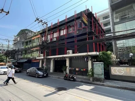 ขาย อาคารพาณิชย์ 3 คูหาติดกัน ทำเลทอง ซอย สุขุมวิท 22 เหมาะทำร้านอาหาร/คาเฟ่ /บาร์/ Office /Hostel  095-1642956 CC