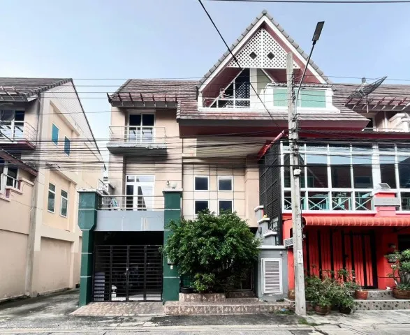 โครงการเมอริท เพลส ลาดพร้าว 87 ทาวน์โฮม 3 ชั้น หลังมุม  ทำเลศักยภาพ เชื่อมต่อย่านลาดพร้าวและเลียบด่วนรามอินทรา ใกล้รถไฟฟ้า น้ำไม่ท่วมโครงการ