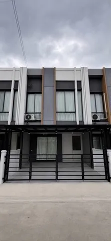 ให้เช่าทาวน์โฮม 2 ชั้น โครงการ พลีโน สุขุมวิท บางนา4 4 ห้องนอน 3 ห้องน้ำ 1 ห้องครัวต่อเติมระบบปิด 1 สวนหลังบ้าน  2 ที่จอดรถ