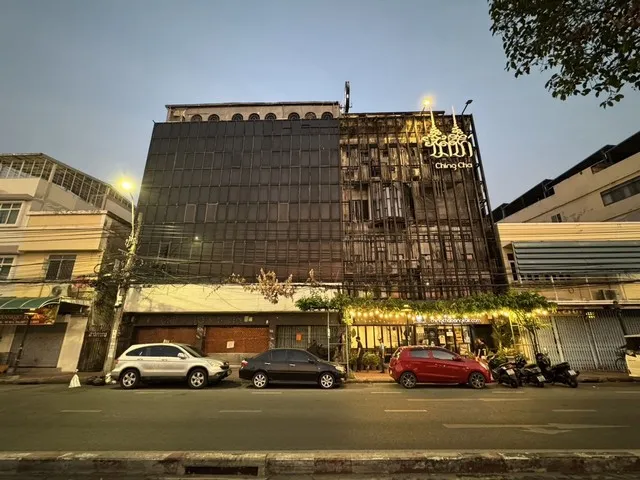 ขาย อาคารพาณิชย์ 5 ห้อง 4 ชั้น ติดถนนหน้าลานคนเมืองเสาชิงช้า วัดสุทัศน์  เหมาะทำโรงแรม โฮสเทล ภัตตาคาร สำนักงาน