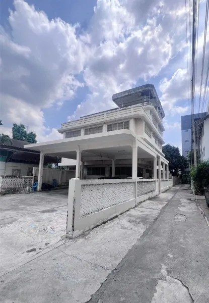 ปล่อยเช่าตึกขนาดใหญ่ 5 ชั้น 1,000 ตารางเมตร ใจกลางเมือง ย่านอารีย์ อยู่ใกล้รถไฟฟ้า BTS อารีย์-สะพานควาย เพียง 700 เมตร